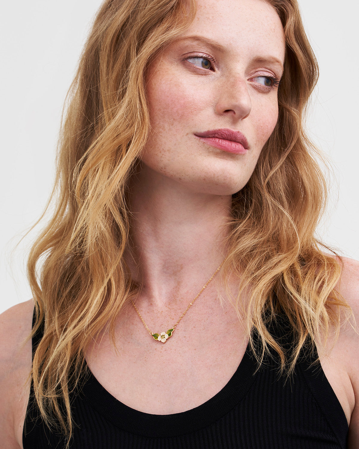 Collar de amapola anémona dorado