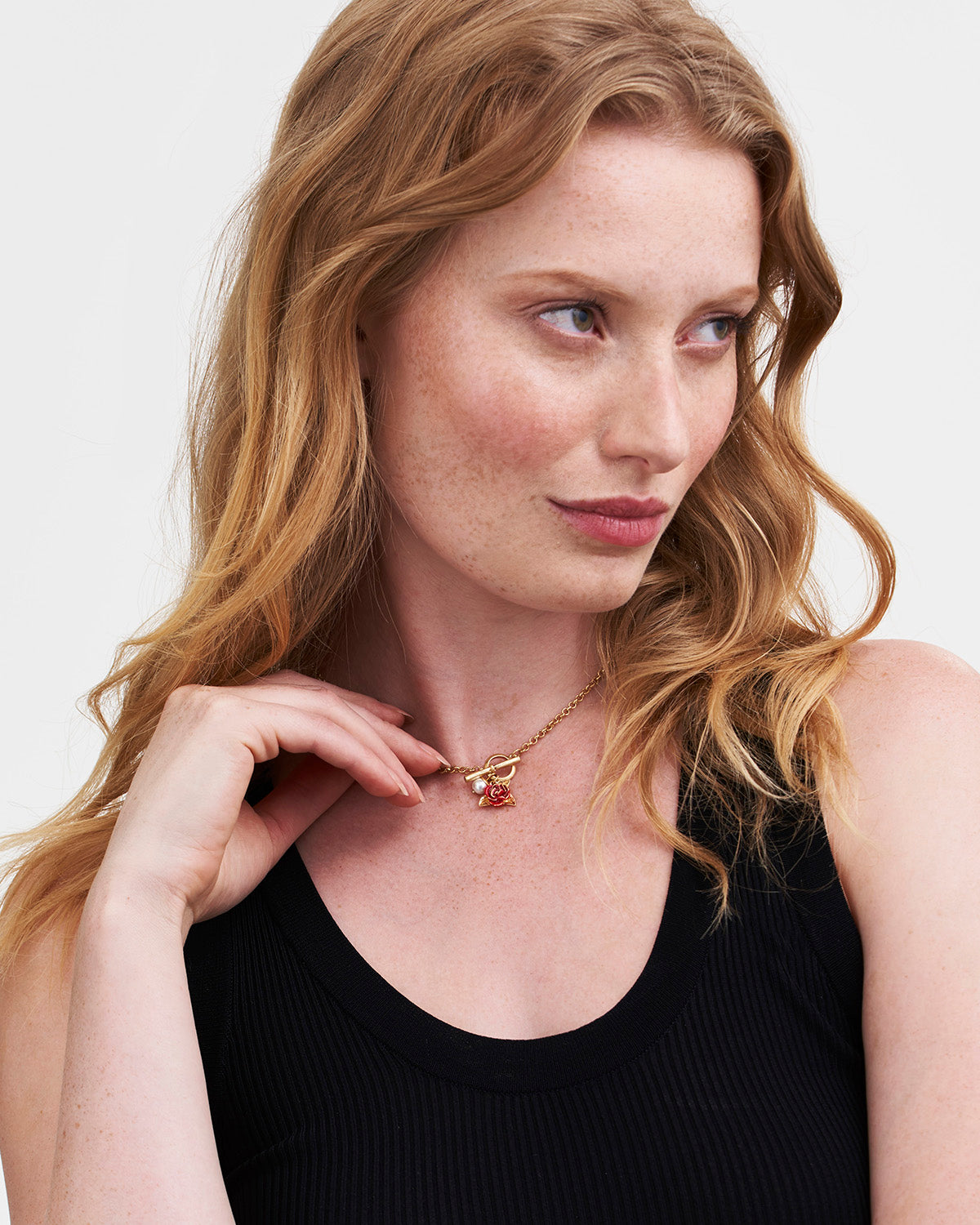 Collar de perla y rosa inglesa con cierre toggle chapado en oro