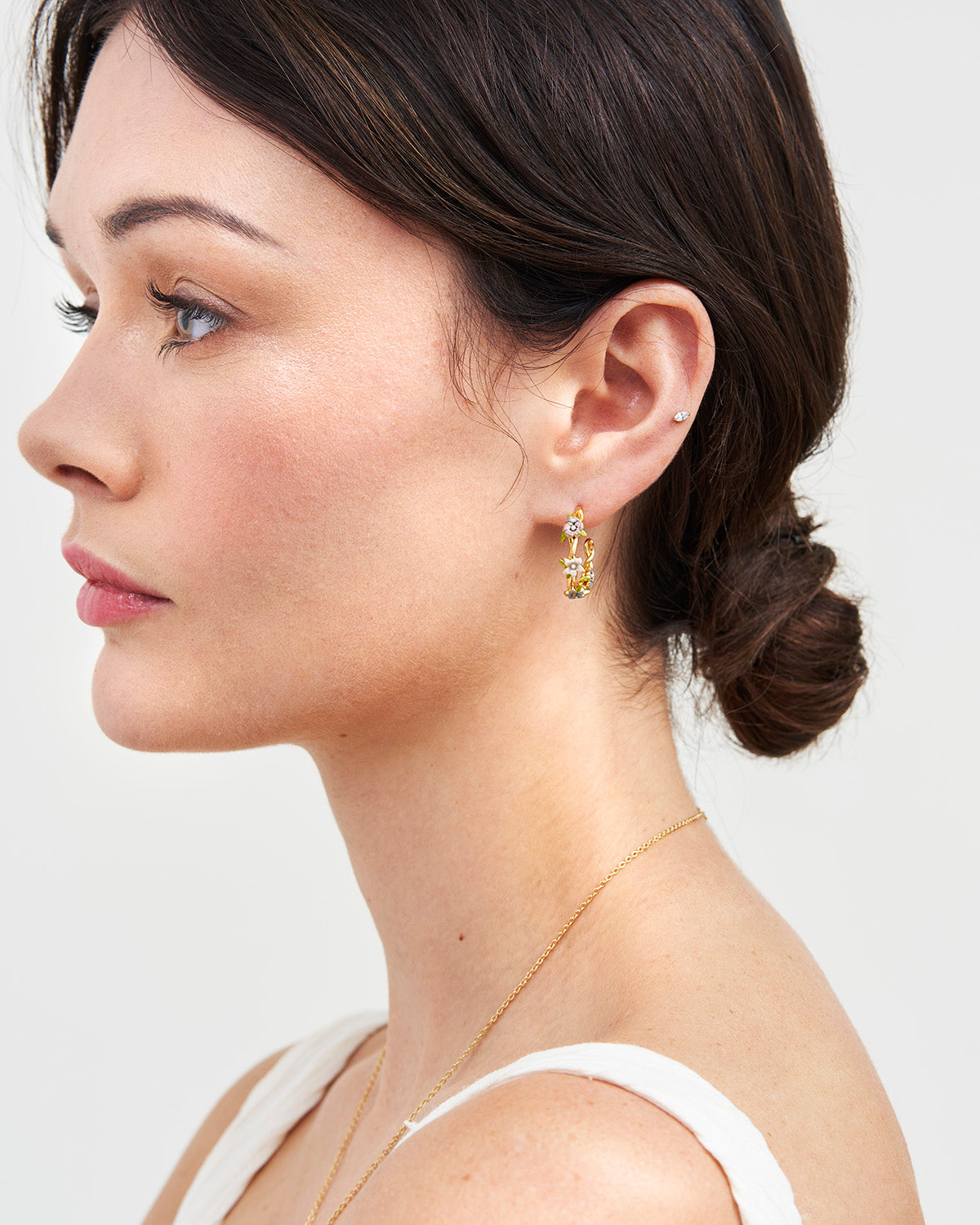 Pendientes de aro dorados con flores silvestres