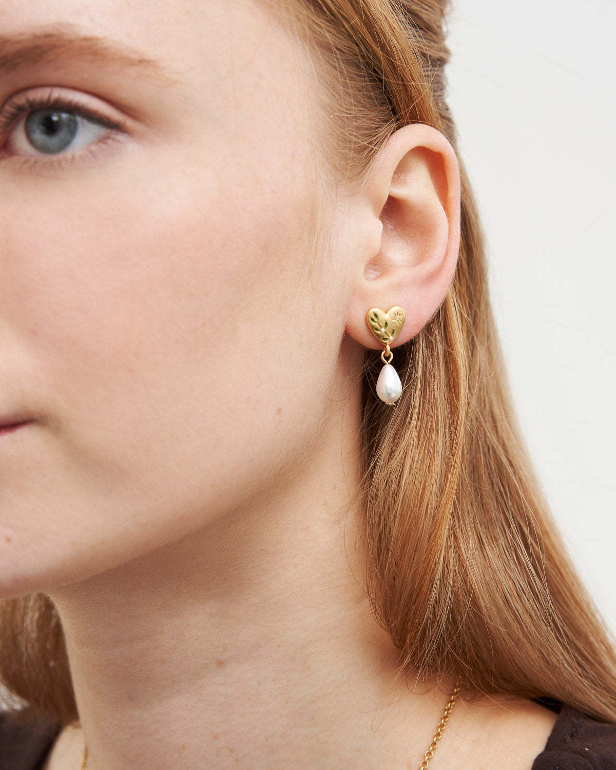 Niva Mistletoe & Pearl Earrings in Gold