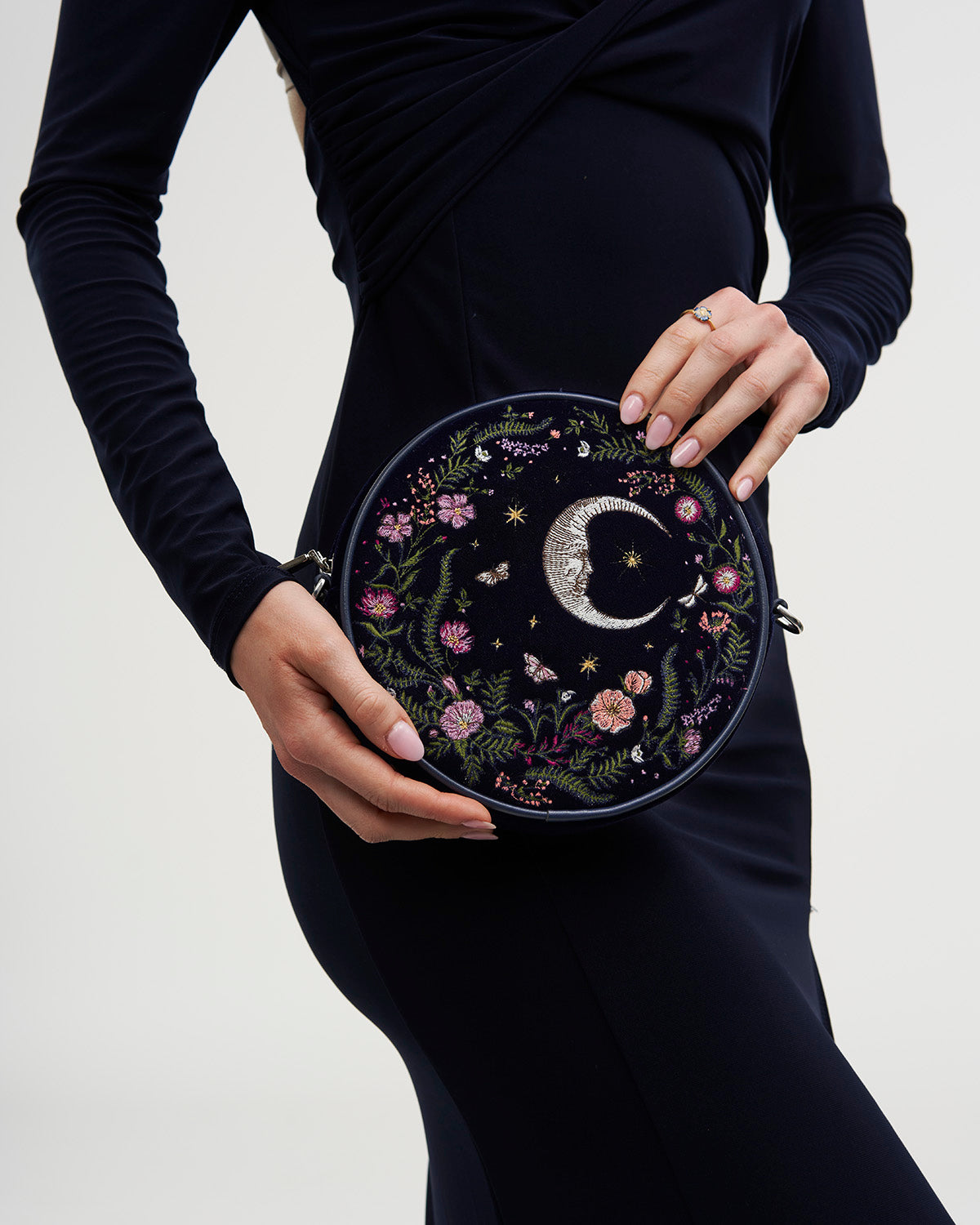 Chloe Midnight Garden Bestickte Rundtasche in Marine Samt