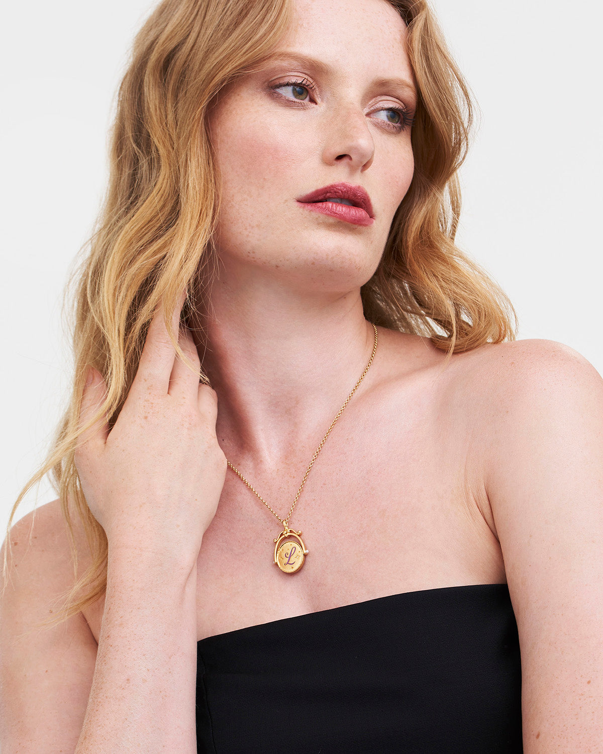 Collar giratorio dorado con inicial L flor lavanda