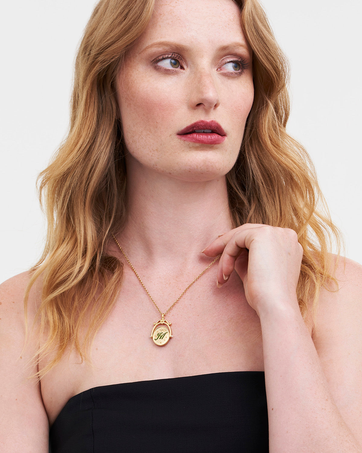 Collar giratorio dorado con inicial M y flor de magnolia