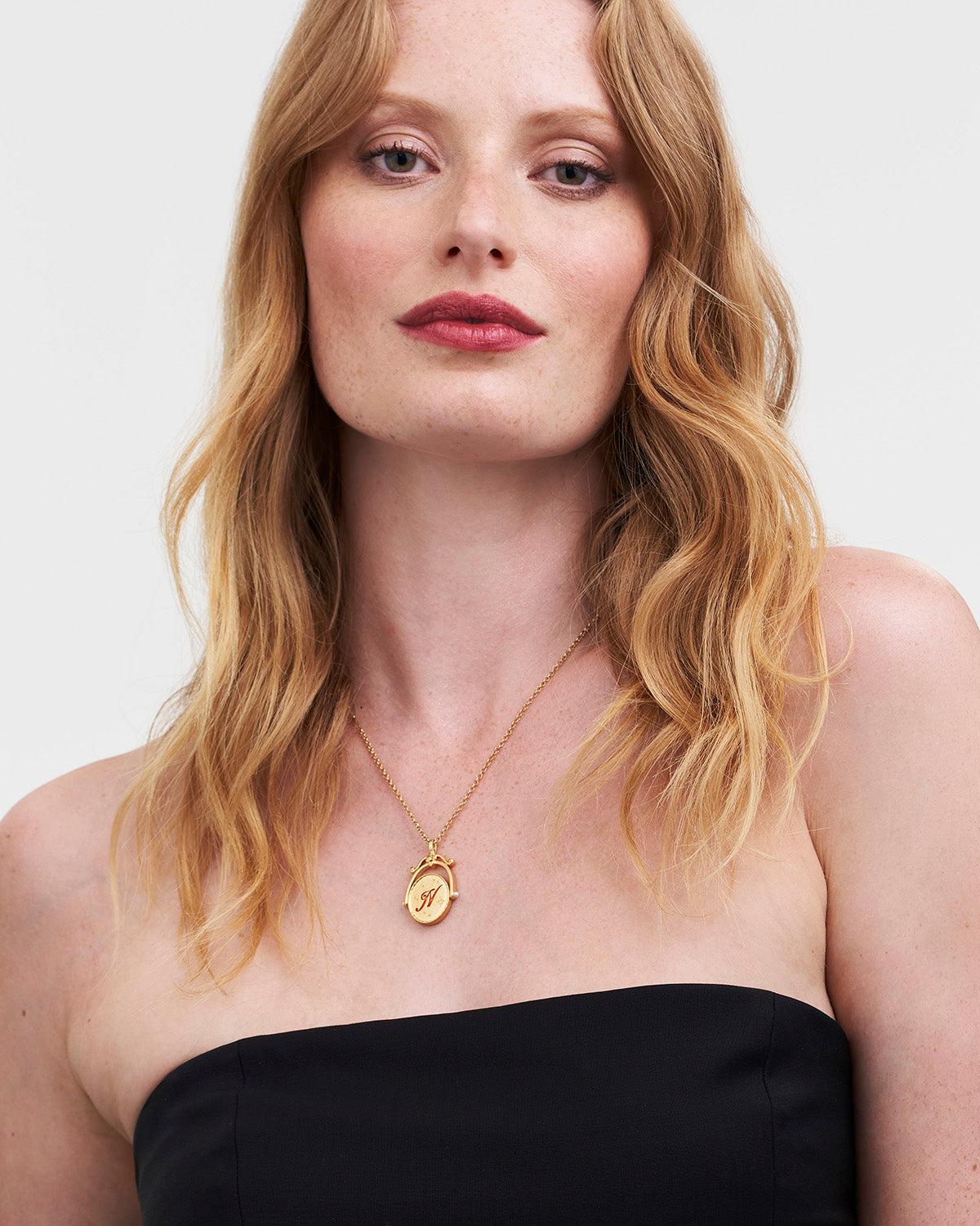 Collar giratorio dorado con inicial N y flor Nasturtium