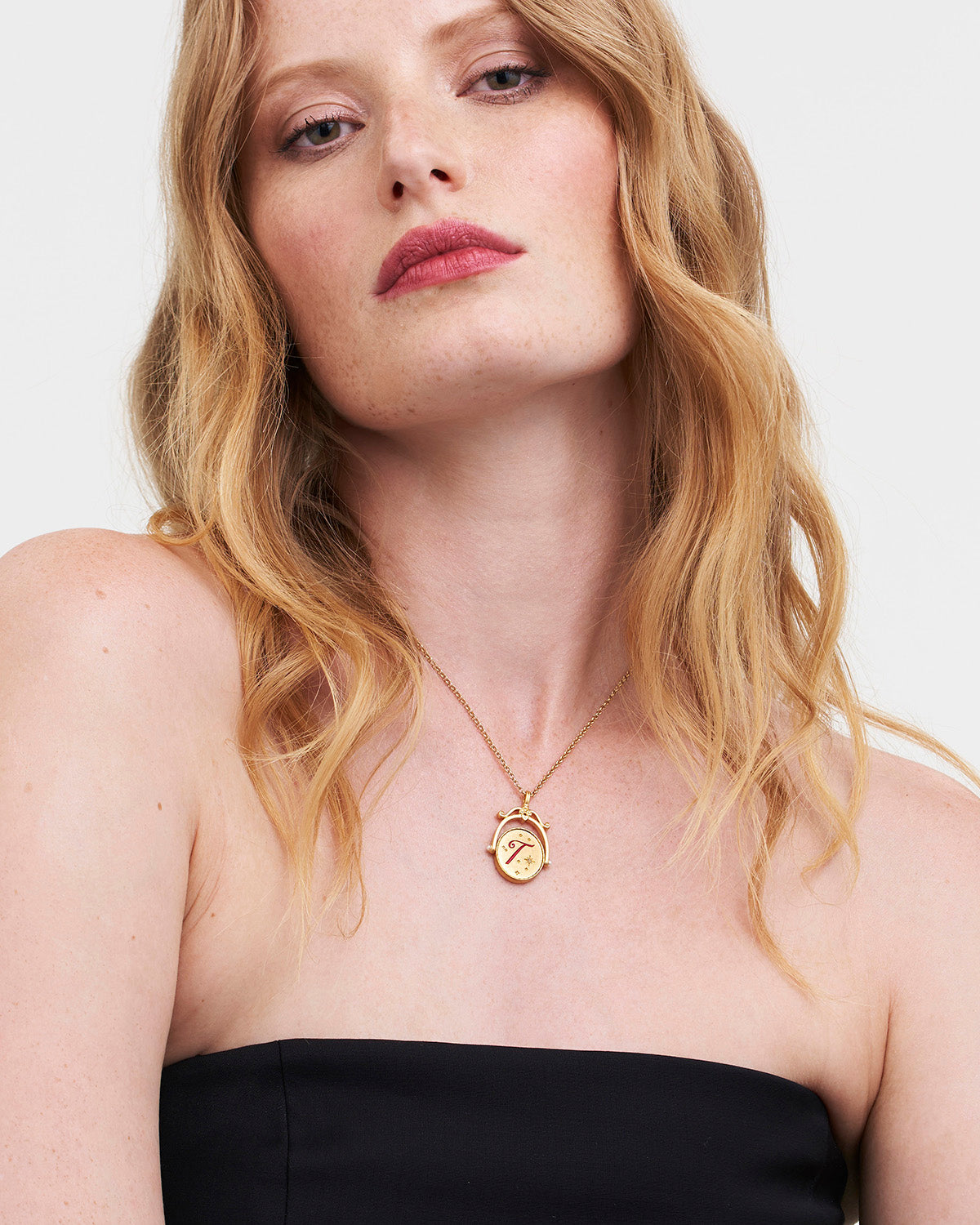 Collar giratorio dorado con inicial T y flor de tulipán