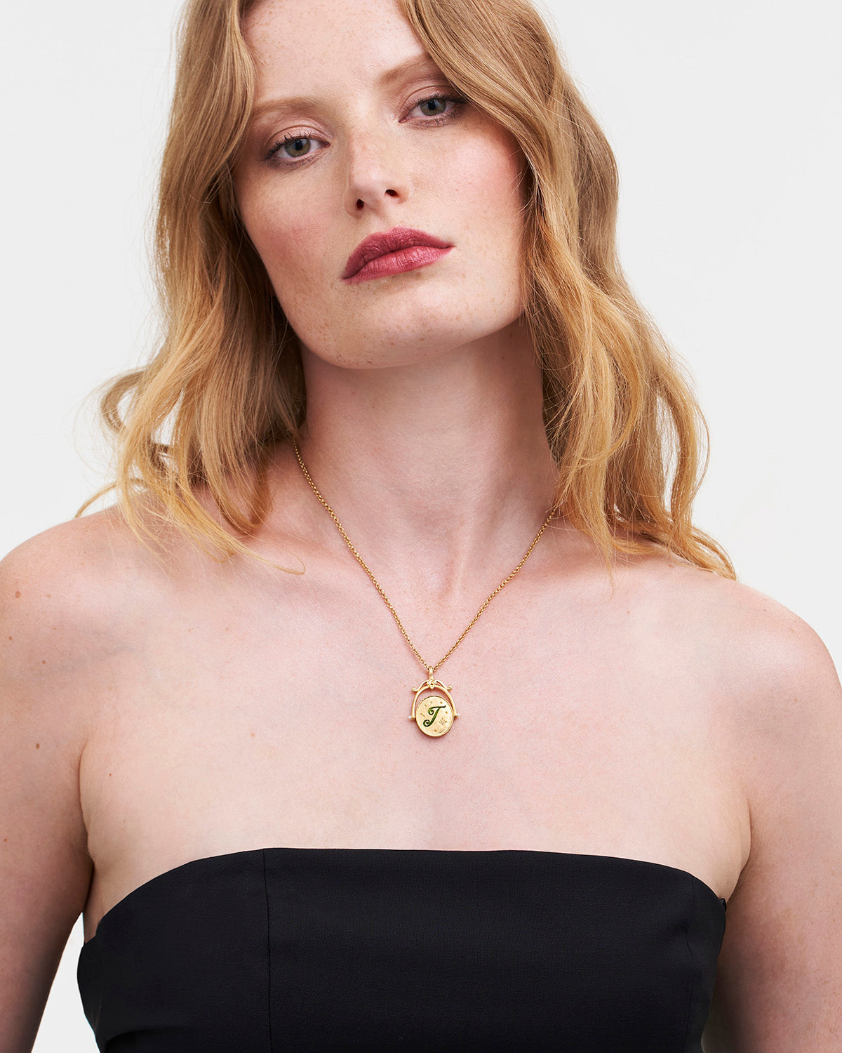 Collar giratorio dorado con inicial J y flor de jazmín