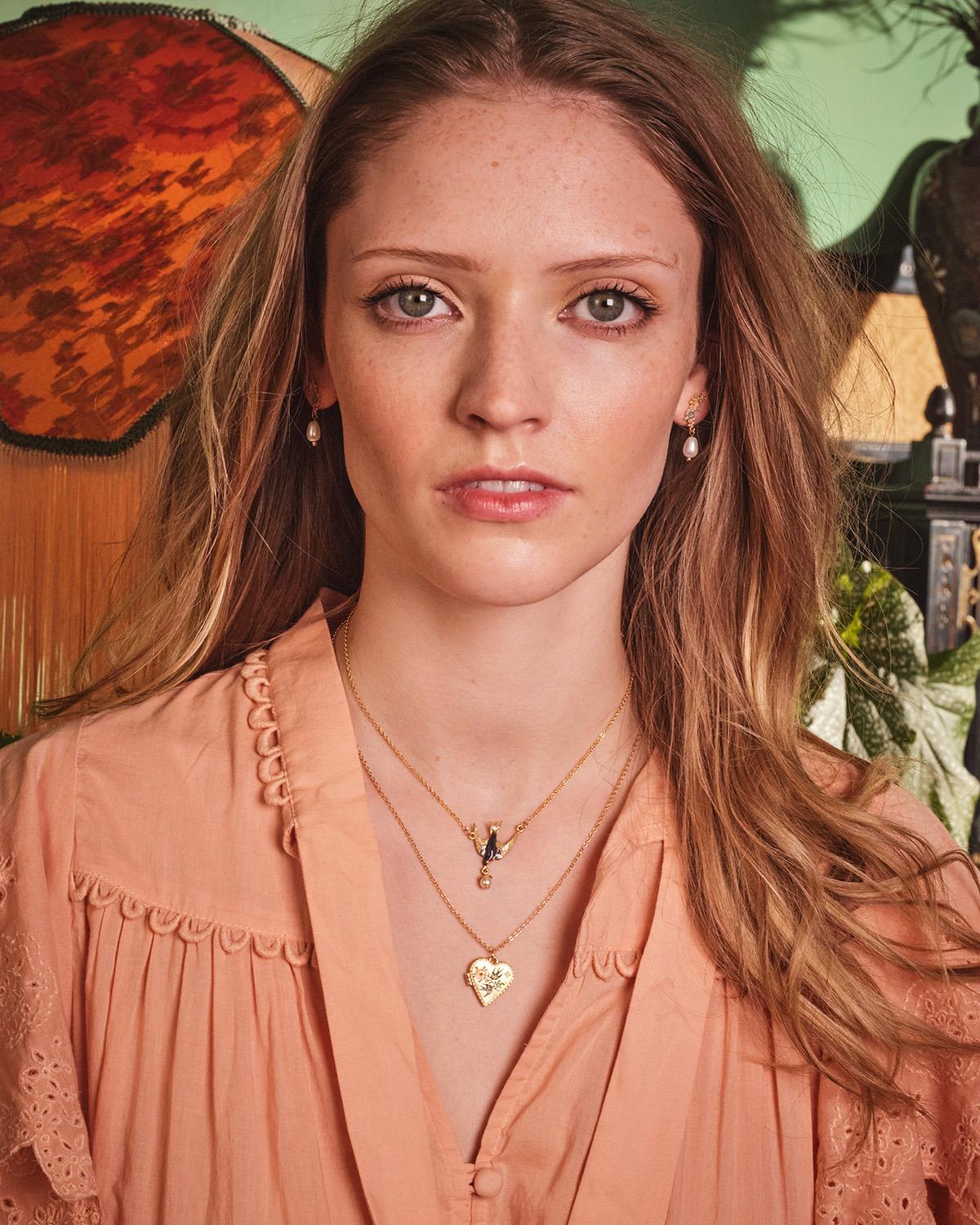 Collar con cadena y relicario en forma de corazón y golondrina