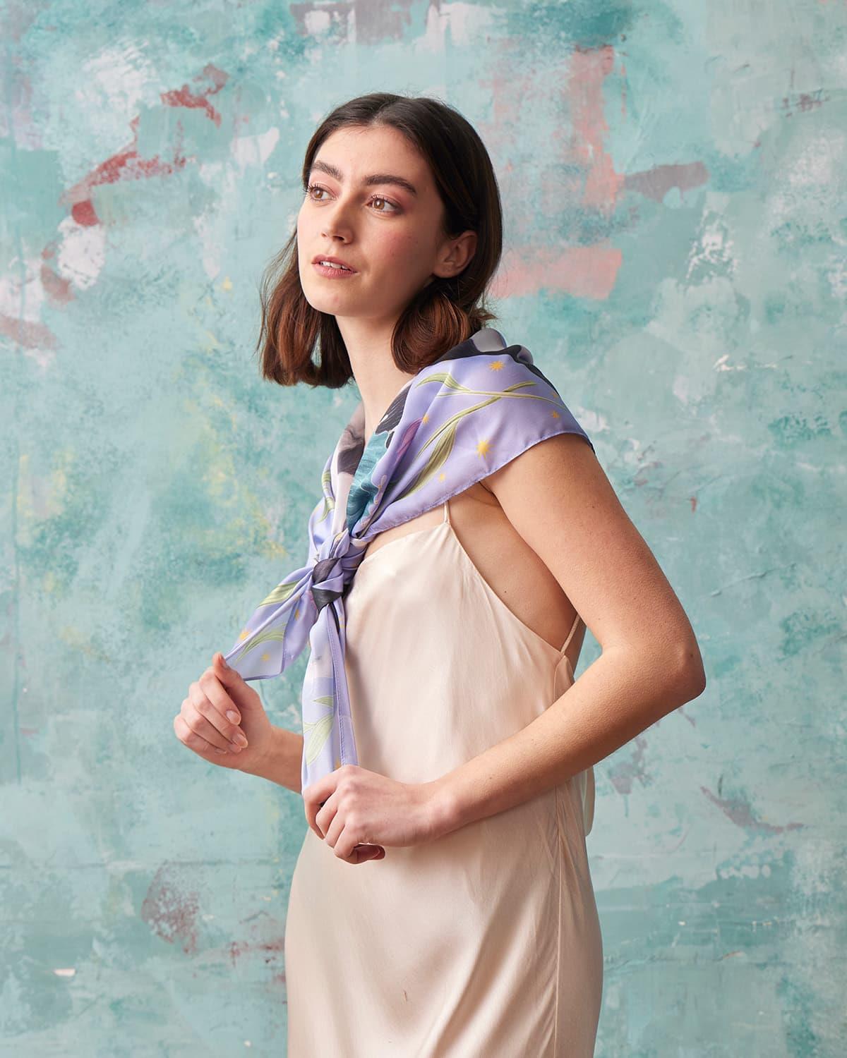 Foulard carré en soie Bouledogue Pet Portraits par Catherine Rowe lavande