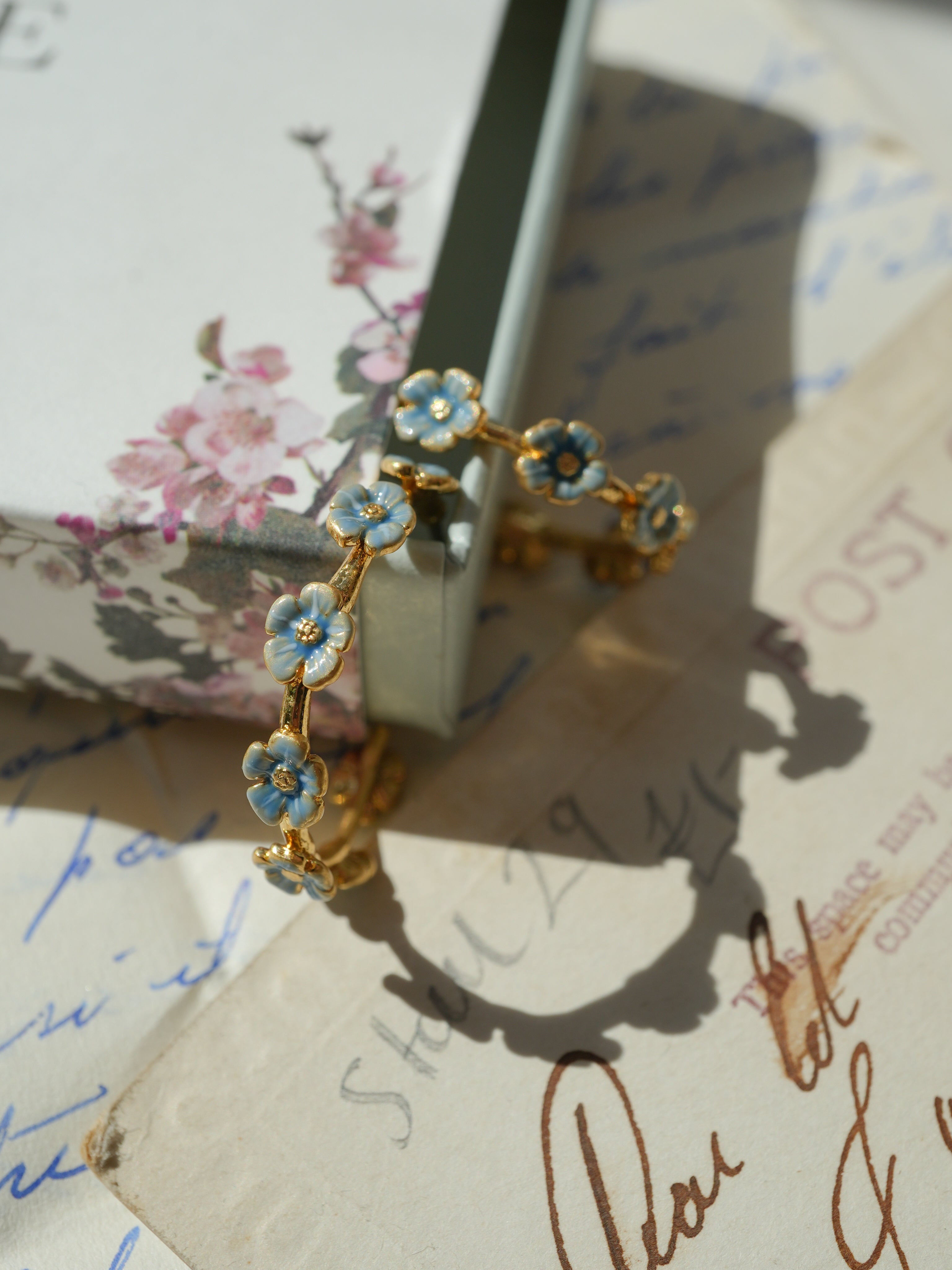 Boucles d’oreilles demi-créoles Myosotis