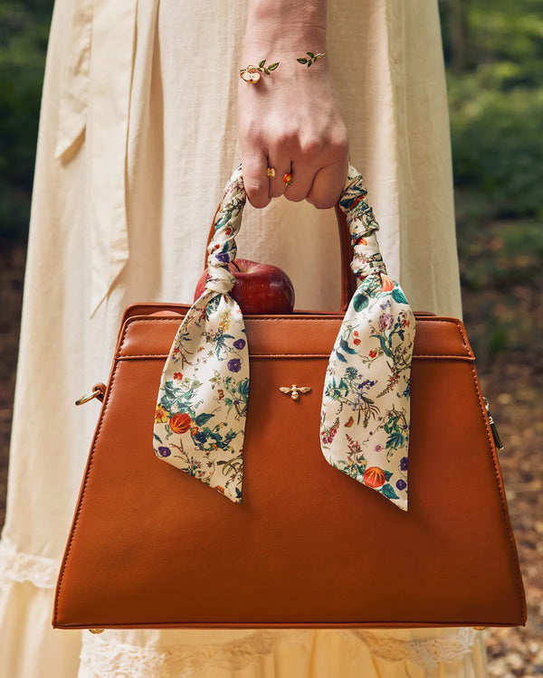 A guide on how to clean a tote bag and to organise it correctly