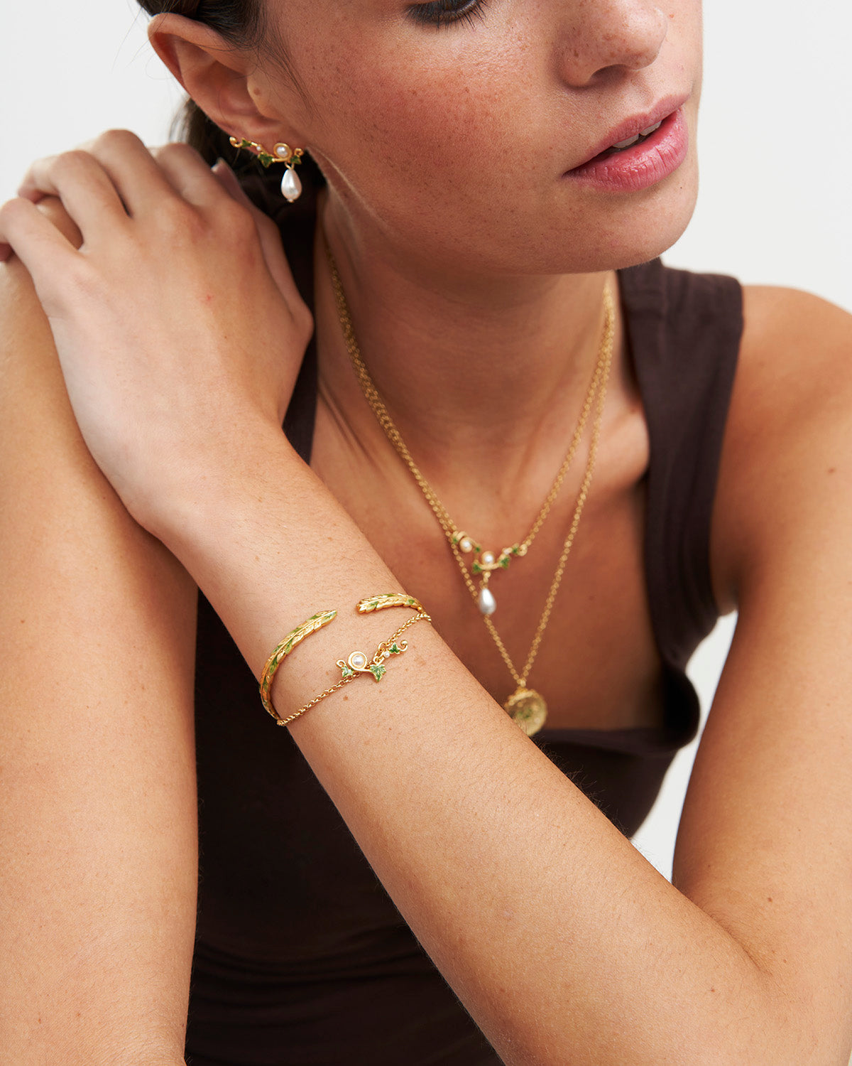 Ivy & Pearl T-Bar Bracelet in Gold