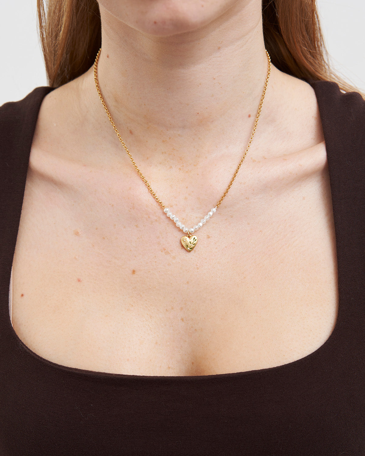 Niva Mistletoe Heart & Pearl Necklace in Gold