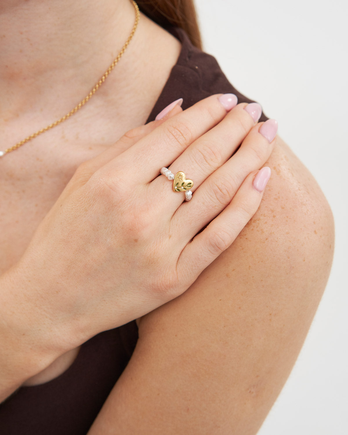 Niva Mistletoe Stretch Ring in Gold