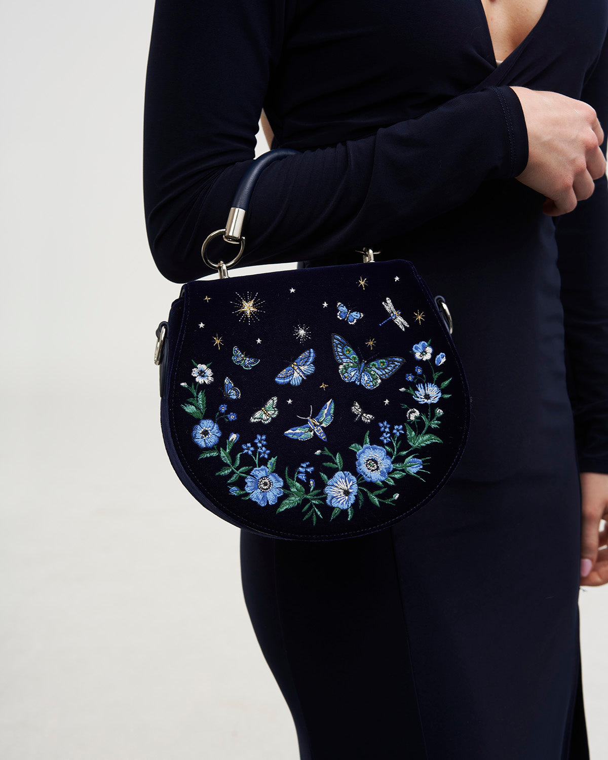 アンティークベルベット刺繍　ハンドバッグ Charlotte Navy Velvet Butterfly Embroidered Saddle Bag | Fable England