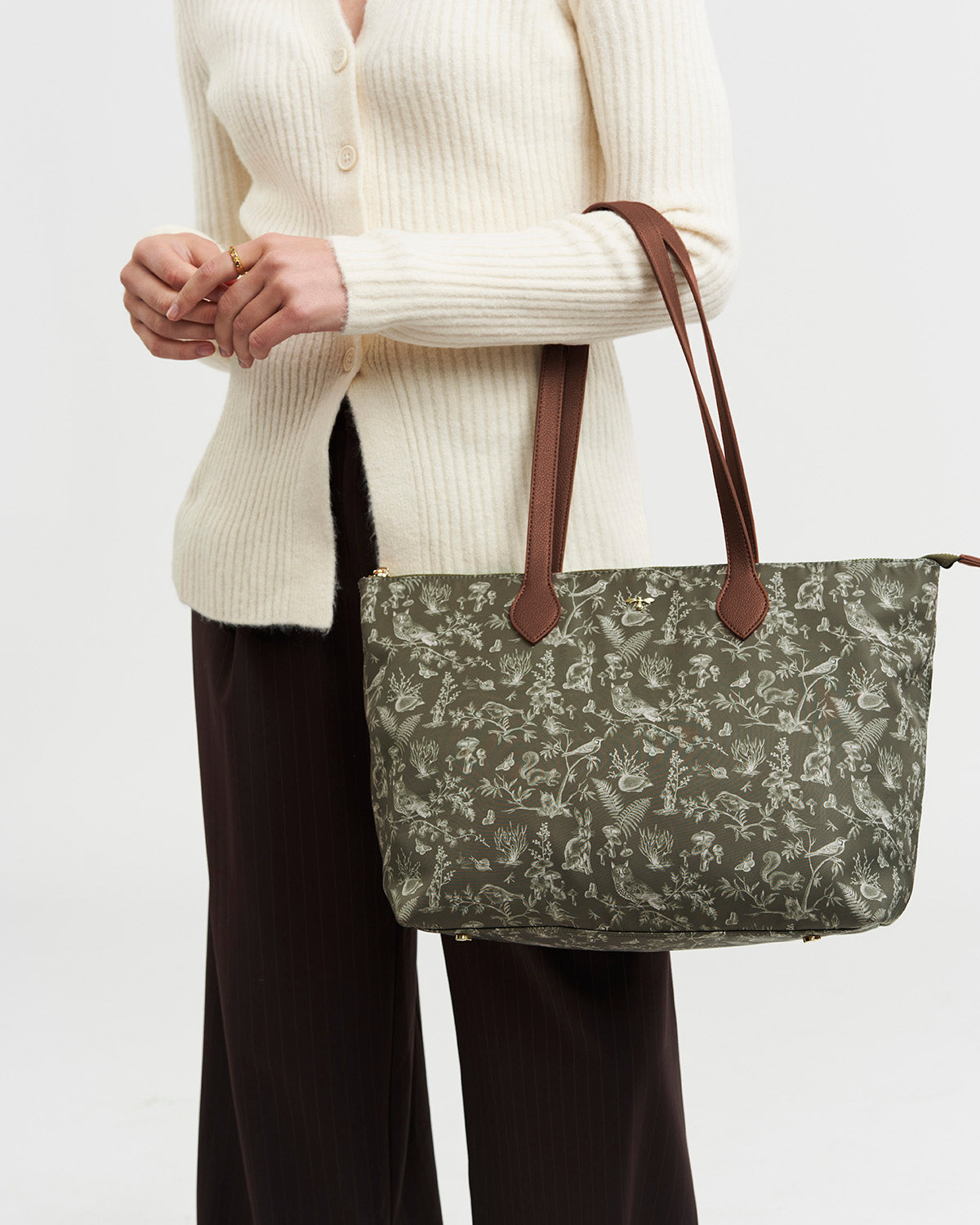 Edith Orla Scene Print Tote Bag in Khaki