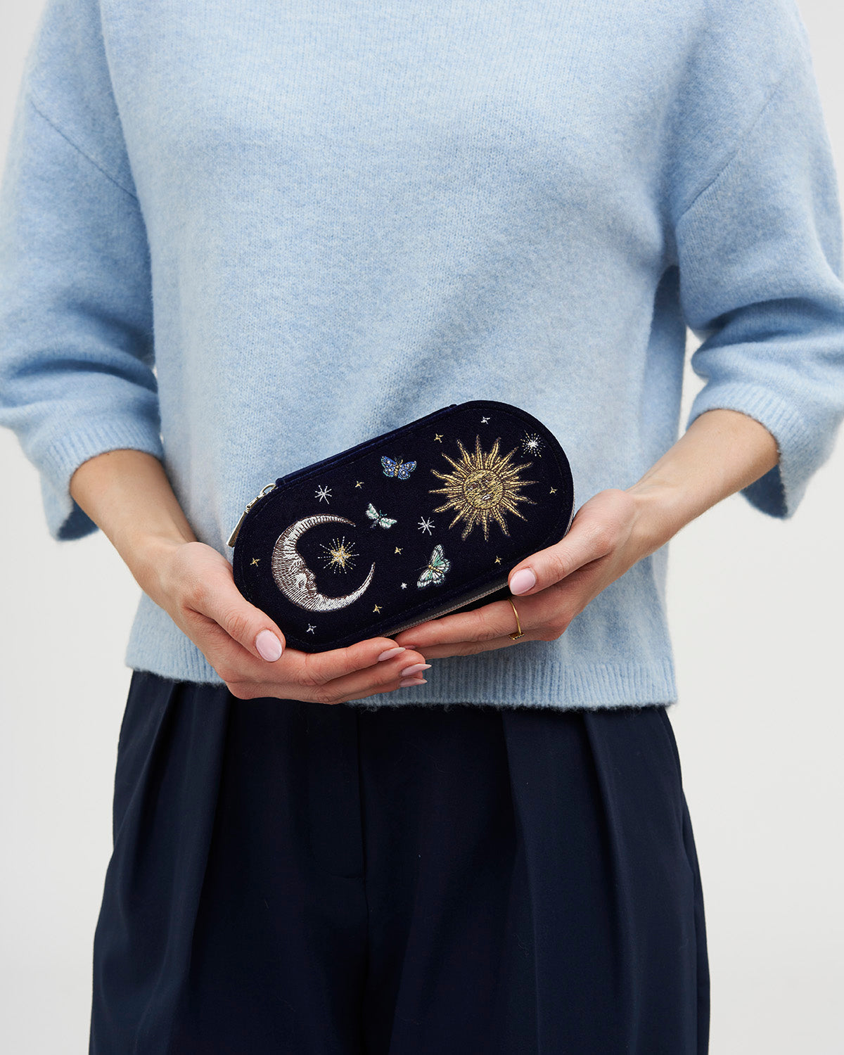 夜空刺繍入りオーバル型ジュエリーボックス（ネイビーベルベット