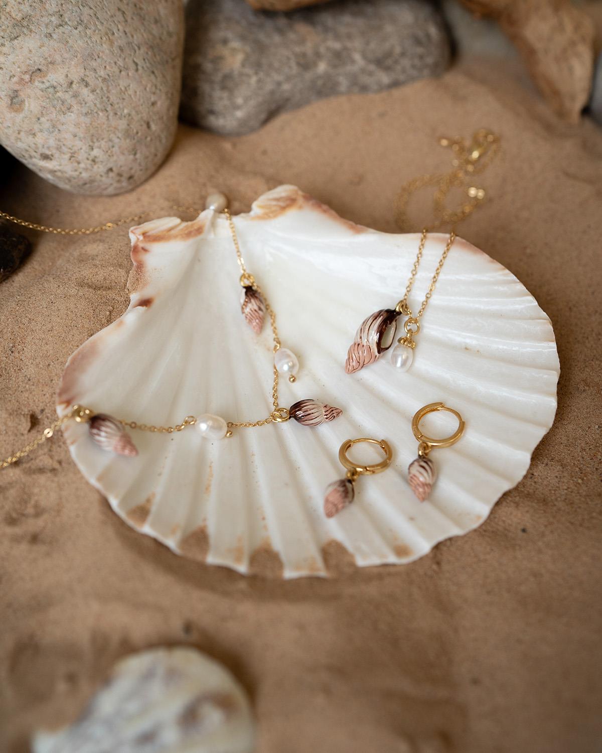 Spiralmuscheln- und Perlen-Anhänger Halskette in Gold