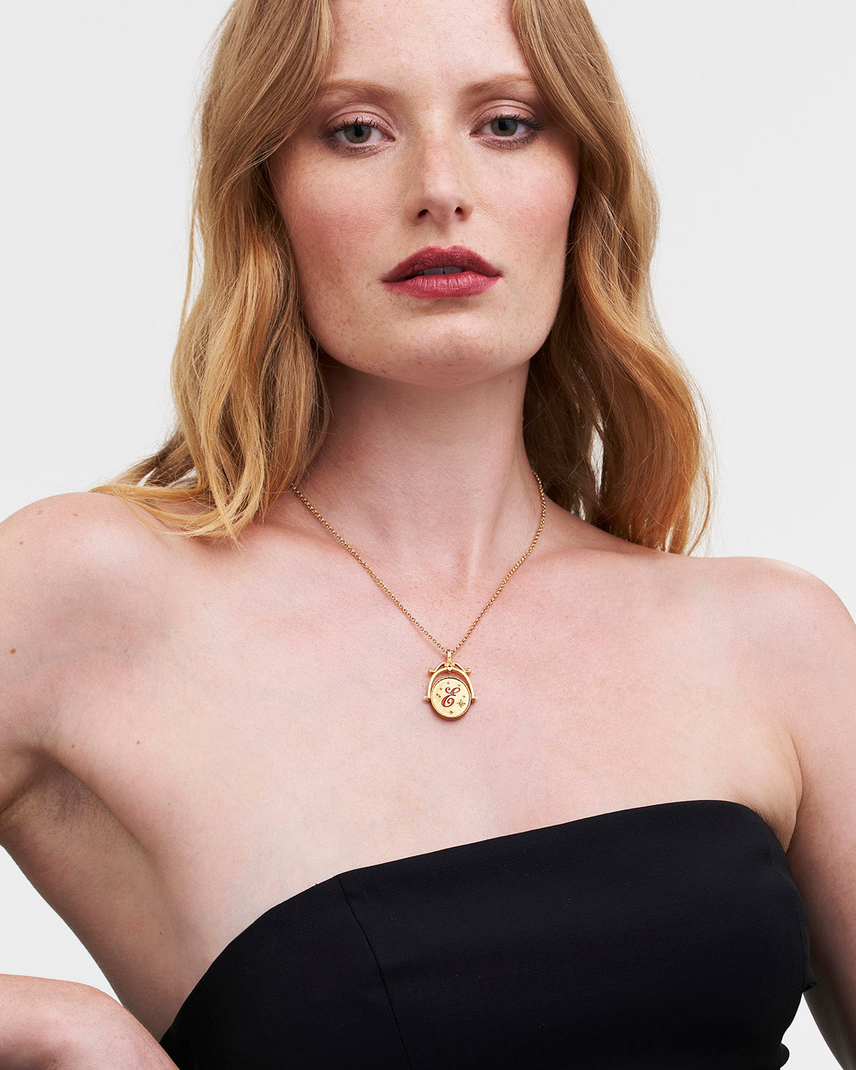 Collar Spinner Oro inicial "E" Equinácea