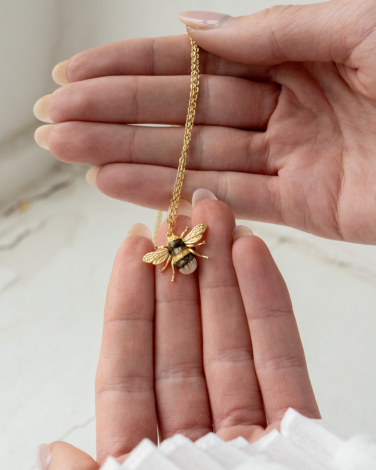 Collana dorata con ape in smalto