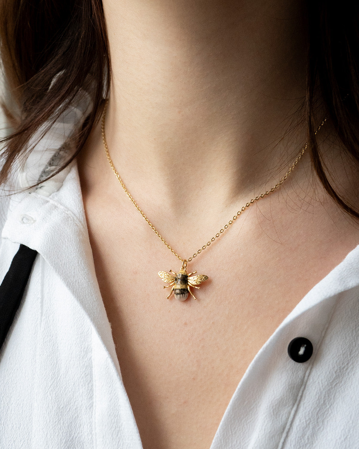 Collana dorata con ape in smalto