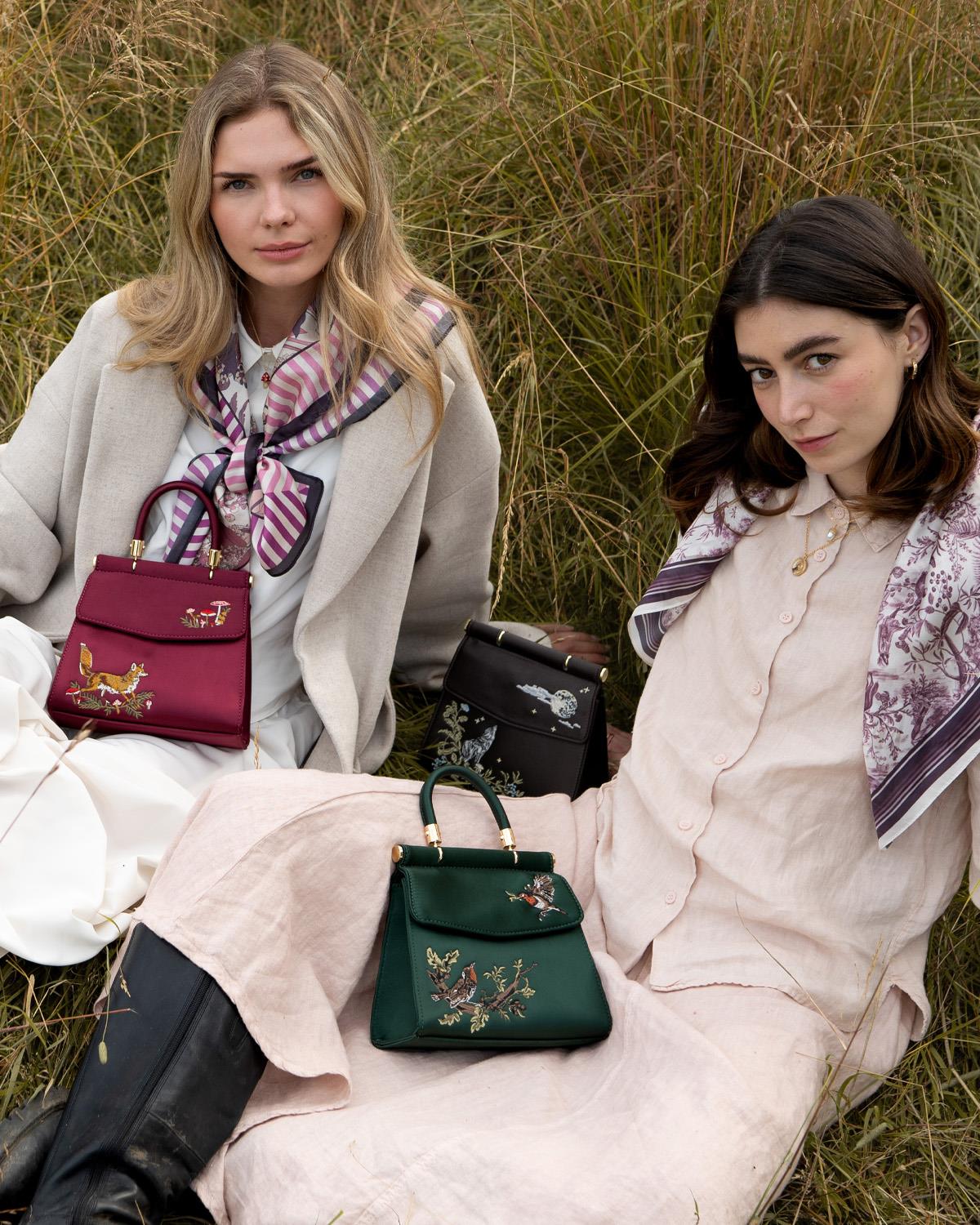 FABLE キツネとキノコの刺繍入りバーガンディサテントートバッグ