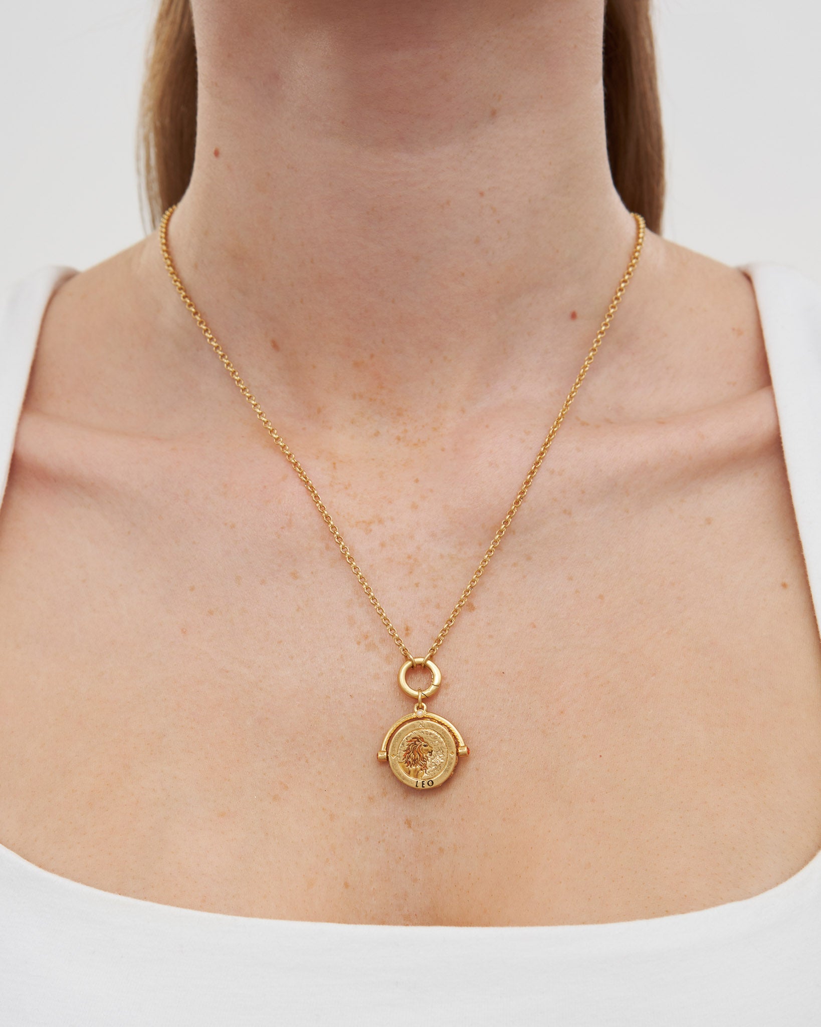 Collar giratorio con signo del zodiaco Leo dorado