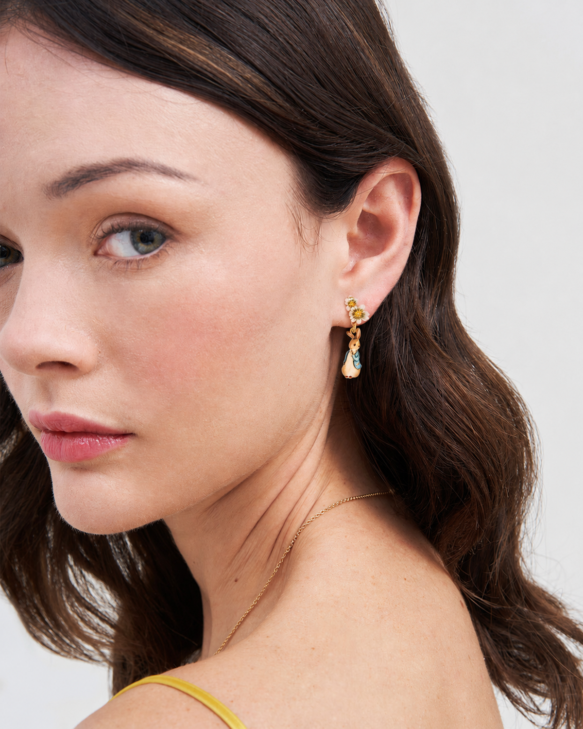 Boucles d’oreilles pendantes Pierre Lapin et fleurs – Peter Rabbit x Fable England