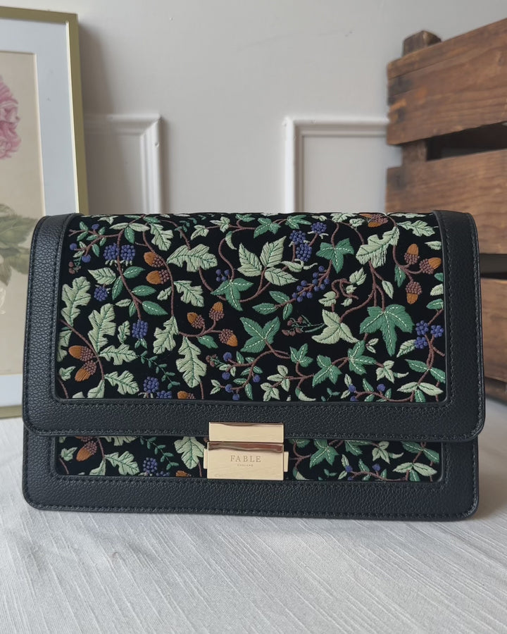 Sac à rabat brodé noir