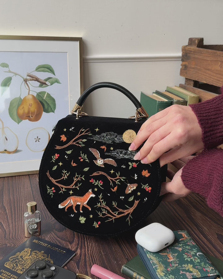 Satteltasche mit Fuchs- und Eulenstickerei und Handgriff