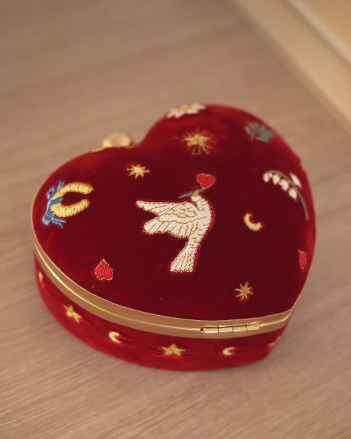Rote Samt-Herz-Schmuckbox mit Stickerei