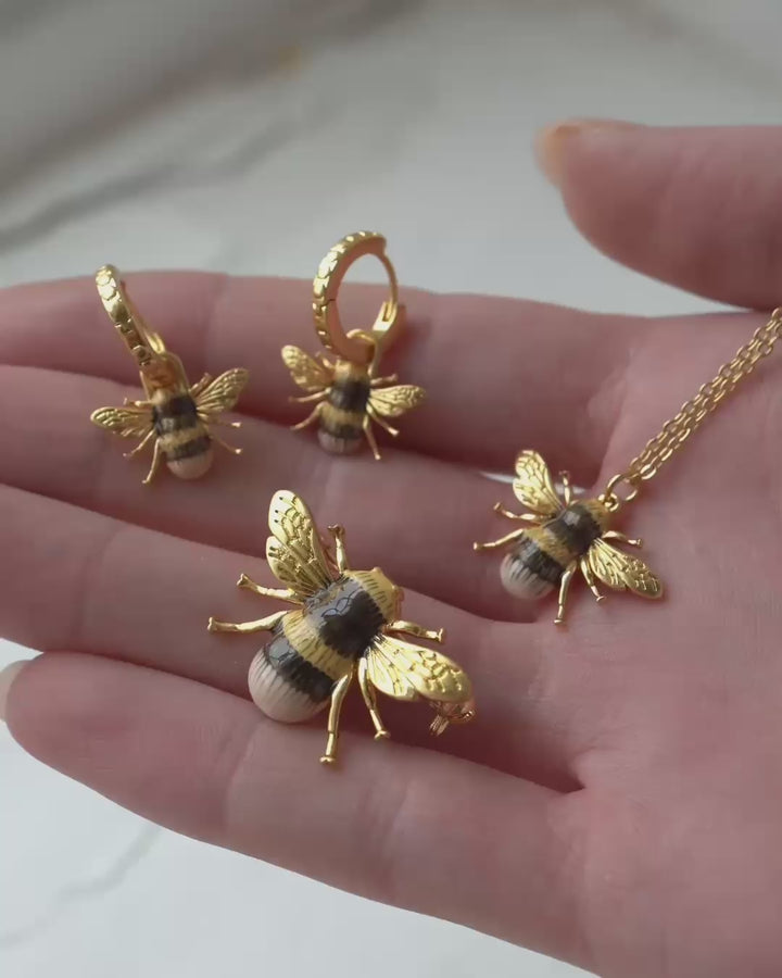 Parure Abeille – Boucles d’oreilles et collier dorés